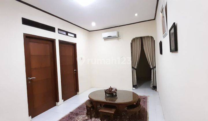 ruang tamu rumah di villa mutiara cinere,