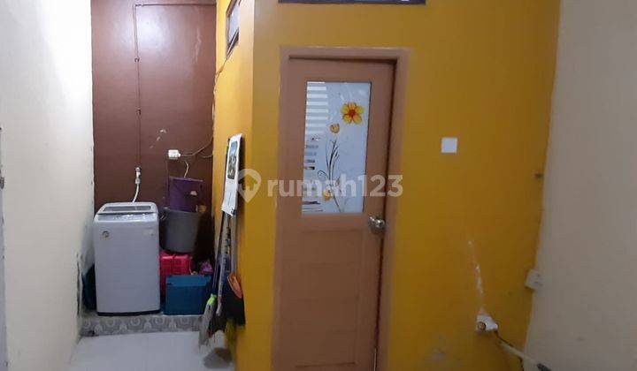 kamar mandi rumah di villa mutiara cinere,