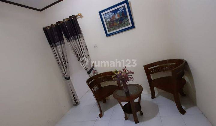 ruang tamu rumah di villa mutiara cinere,
