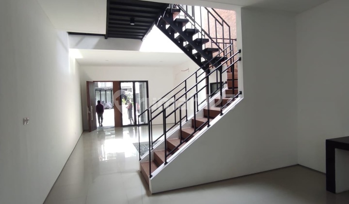 Rumah di Jakarta Selatan, Cirende, Komplek Avizesa 2