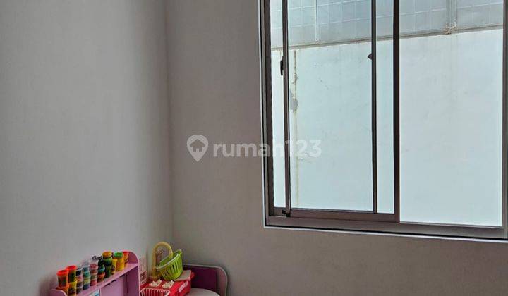  Rumah 3 Lantai Semi Furnished Bagus di Pantai Indah Kapuk 2