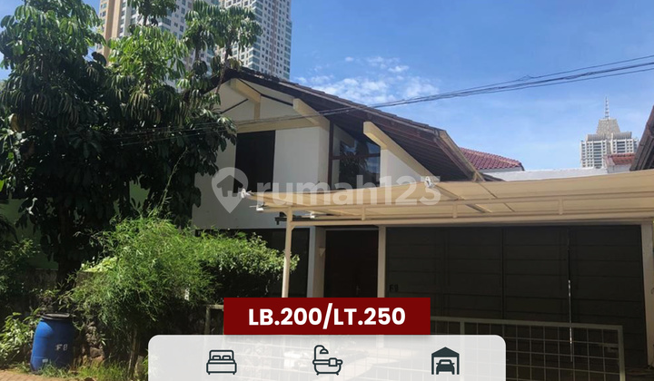 Rumah 2 Lantai Bagus Semi Furnished SHM di Gandaria, Jakarta Selatan