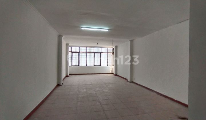 3-Storey Shophouse in a Strategic Location with Easy Access in Kebayoran Baru 1
