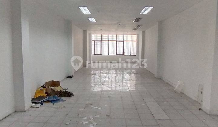 3-Storey Shophouse in a Strategic Location with Easy Access in Kebayoran Baru 2