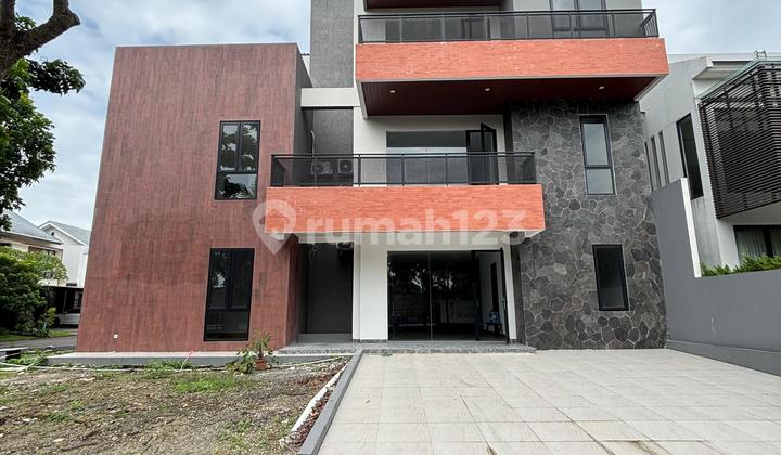 House with Swimming Pool View, Club House, 3 Floors with Lift in Alam Sutera