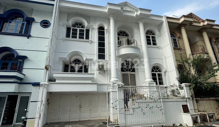 Rumah Mewah Multifungsi di Villa Gading, Jakarta Utara /CHR.DG1