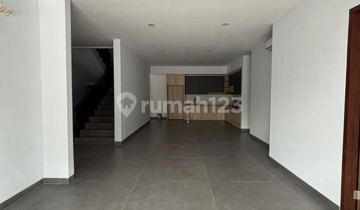 House with Swimming Pool View, Club House, 3 Floors with Lift in Alam Sutera 2