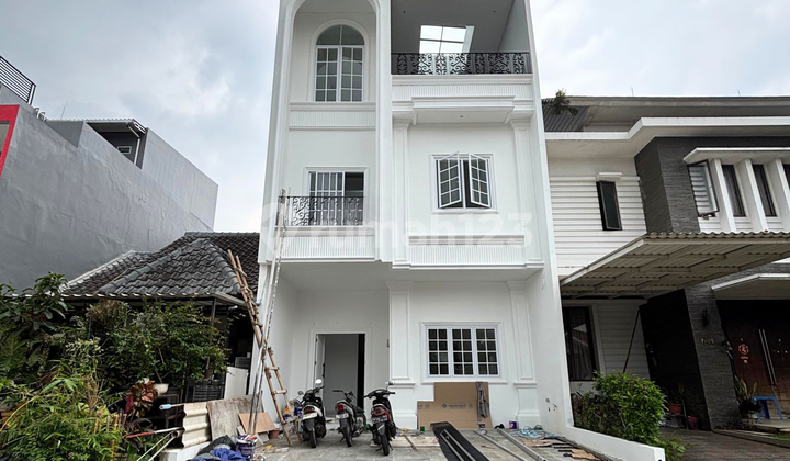 Rumah Baru Modern Classic 3 Lantai di Alam Sutera - Unfurnished