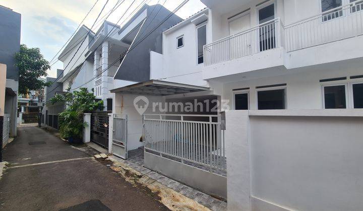 Rumah Dekat taman 6+1 Kamar  Akses mudah ke 2 Mobil  1