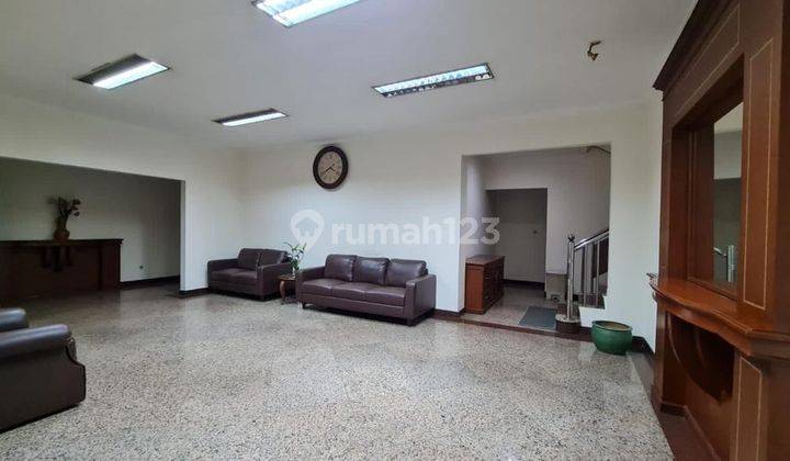 Gedung Dekat Jl. Wolter Mongonsidi, Area Premium 11