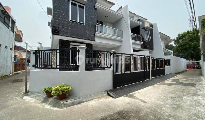 Modern Minimalist House Tebet Timur, Akses Mudah 1