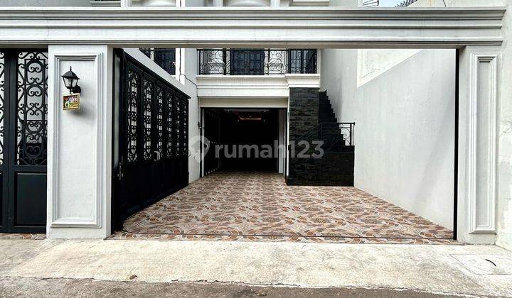 Rumah 3 Lantai Di Pejaten Barat, Desain Eropa Klasik 1