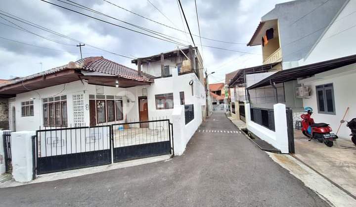 Rumah Siap Huni di Tebet Barat Posisi Hoek, Dekat ke Jalan 2 Mobil 2