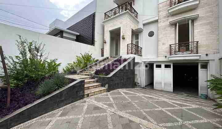 Rumah Mewah dengan Swimming Pool di Otista Akses Jalan 2 Mobil 2