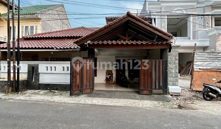 Ready-to-Occupy House in West Tebet, 3-Car Road Access, Quiet Neighborhood.