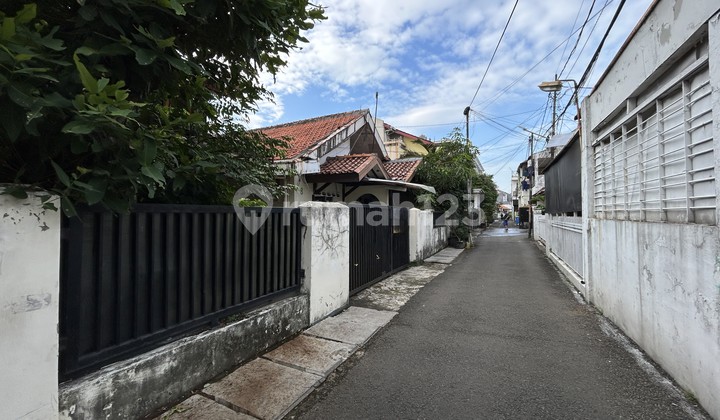 Rumah Hitung Tanah di Tebet Barat Bisa Belah 2, Akses Dekat ke Jalan 2 Mobil