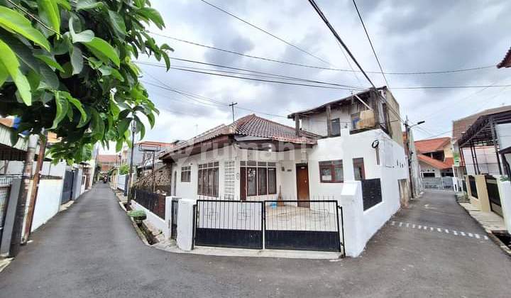 Rumah Siap Huni di Tebet Barat Posisi Hoek, Dekat ke Jalan 2 Mobil 1