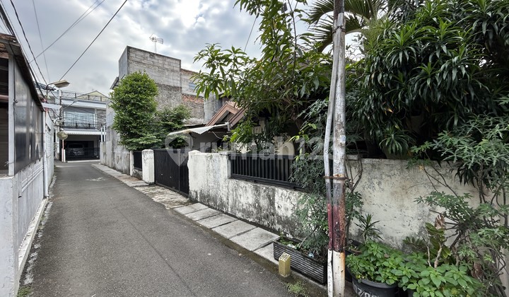 Rumah Hitung Tanah di Tebet Barat Bisa Belah 2, Akses Dekat ke Jalan 2 Mobil 2