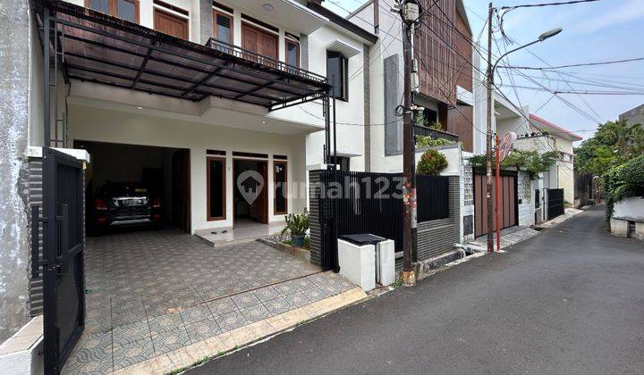 Rumah Mewah di Tebet Barat Depan Taman Akses Jalan 2 Mobil 18