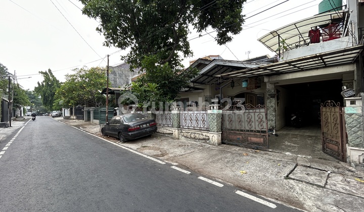 Rumah Lama di Tebet Timur , Akses Jalan 3 Mobil Cukup Jalan Kaki Ke Taman Ecopark 2