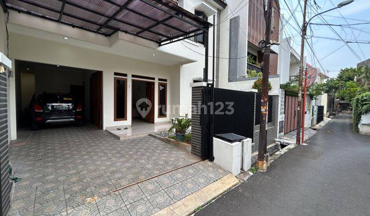 Rumah Mewah di Tebet Barat Depan Taman Akses Jalan 2 Mobil 11