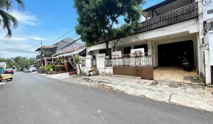 House in West Tebet, 3-Car Road Access, Land Suitable for Office and Boarding House.