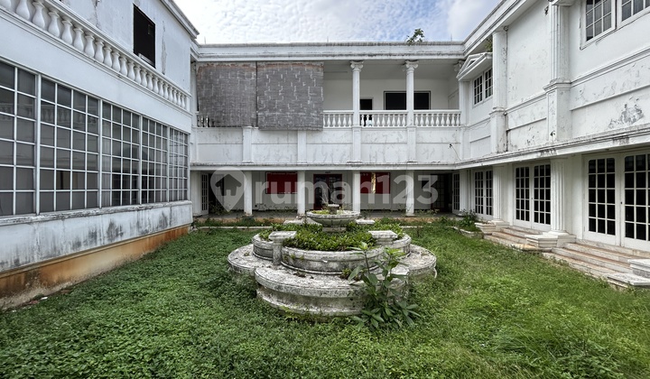 Rumah Mewah di Kemang Dibawah NJOP, Luas Tanah 1 Hektare, Akses Jalan Raya Utama