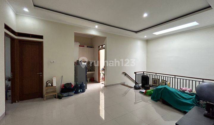 Rumah Mewah di Tebet Barat Depan Taman Akses Jalan 2 Mobil 4