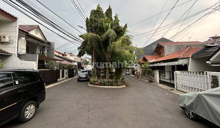 Rumah Mewah di Tebet Barat Depan Taman Akses Jalan 2 Mobil 10