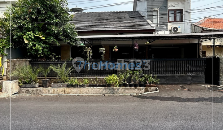 Old House Ready to Live in West Tebet, 3 Car Road Access