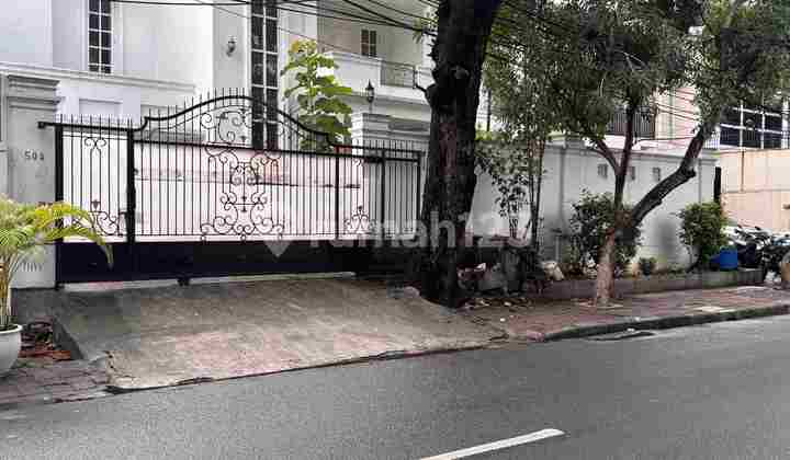 Rumah Mewah Dengan Kolam Renang di Tebet Akses Jalan Lebar