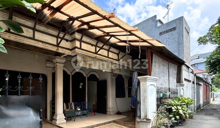 Rumah Hitung Tanah Strategis di Dalam Komplek Tebet Barat - One Gate System, Akses 1 Mobil