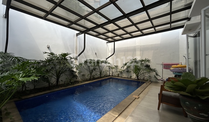Rumah Mewah di Tebet Barat, Ada Private Pool, Akses Jln 3 Mobil, 3 Lantai View Taman 1
