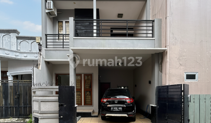 Ready-to-Occupy House in Tebet with Access for 2 Cars, Only 7 Minutes to Mt Haryono &amp; Inner City Toll Road