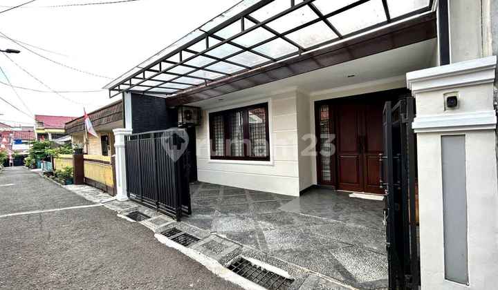 Minimalist House Ready to Occupy in West Tebet Near 2-Car Road