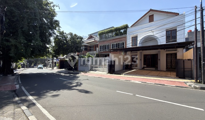 Rumah Akses Jalan Utama di Tebet Barat, Cocok untuk Usaha Dekat LRT, KRL & Tol Rumah Akses Jalan Utama di Tebet Barat, Cocok untuk Usaha Dekat LRT, KRL & Tol