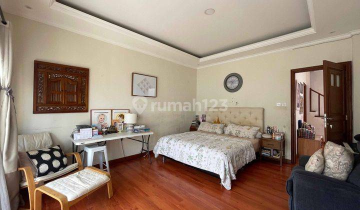 Rumah Modern Minimalist 3 Lantai di Tebet Timur 2