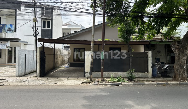 Rumah Area Komersial di Tebet, Akses Jalan Lebar, Dekat Mall Kota Kasablanka
