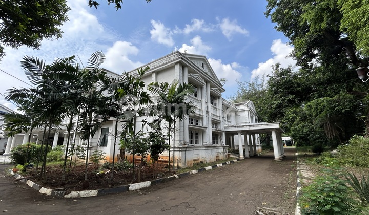 Rumah Mewah di Kemang Dibawah NJOP, Luas Tanah 1 Hektare, Akses Jalan Raya Utama