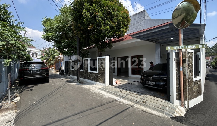 House in East Tebet, two-car road access, close to Ecopark, renovated in 2025.