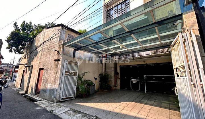 Rumah Minimalist 3 Lantai di Tebet Barat 1