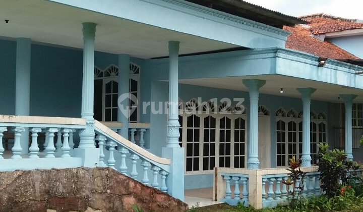 Selling Land with a Large Villa in Cisarua, Puncak Bogor Selling Land with a Large Villa in Cisarua, Puncak Bogor