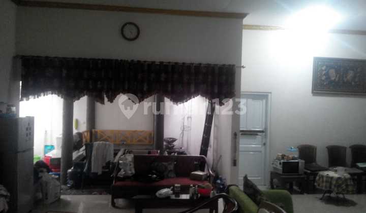 ruang keluarga rumah siap huni di perumahan