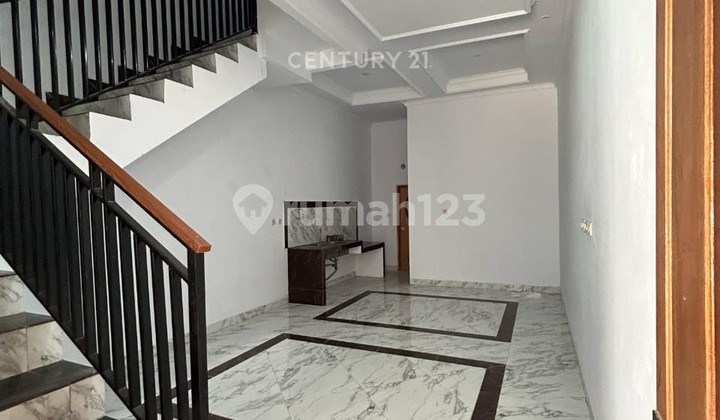 New 3-Story House in Duri Kepa Area, Kebon Jeruk, West Jakarta 2