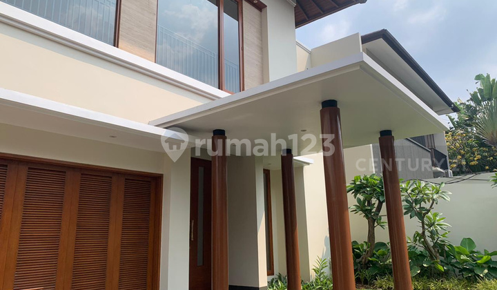 Rumah Baru Siap Huni dengan Kolam Renang di Cilandak