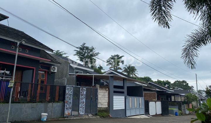 One Gate House in a Lively Neighborhood, Only 7 Minutes from Unns in Mangunsari 2