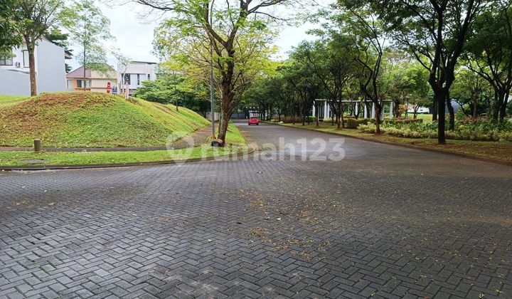 Kaveling Heliconia hadap taman , selatan timur