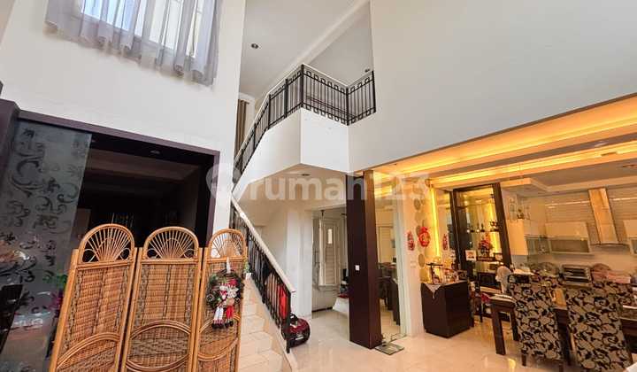 Rumah Olivia rapi siap huni, depan taman hadap selatan 2