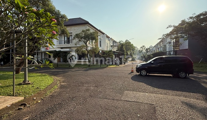 Rumah Alam Sutera Bangunan Mandiri Depan Taman