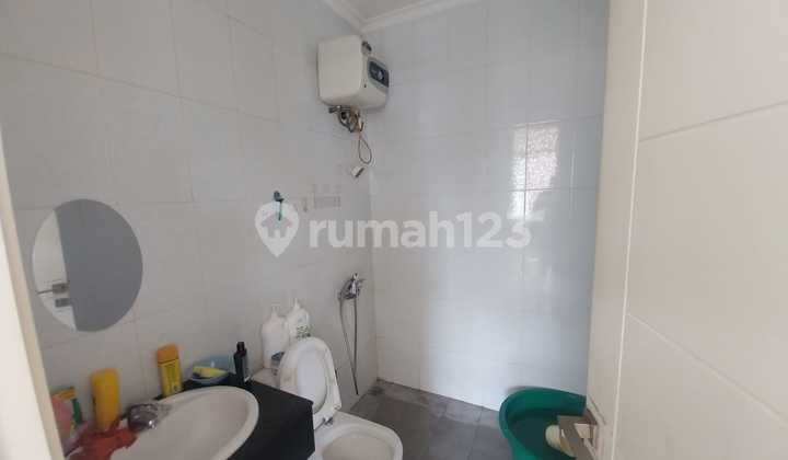 The Spring Sumarecon house in front of the Sports Club, great location with many dining options. 2